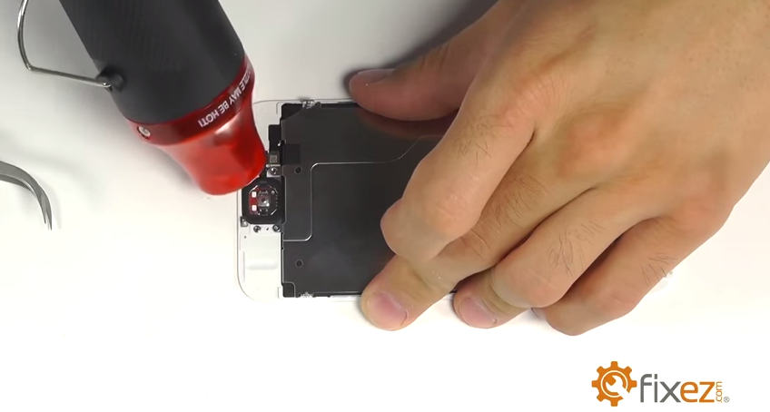 fix cracked iphone screen step 12 Use a heat gun to soften the adhesive