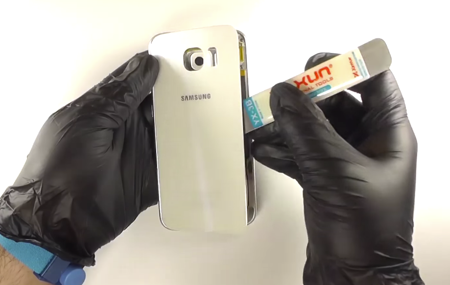 carefully insert the iSesamo Opening Tool samsung-s6-homme-button-repair-step-4